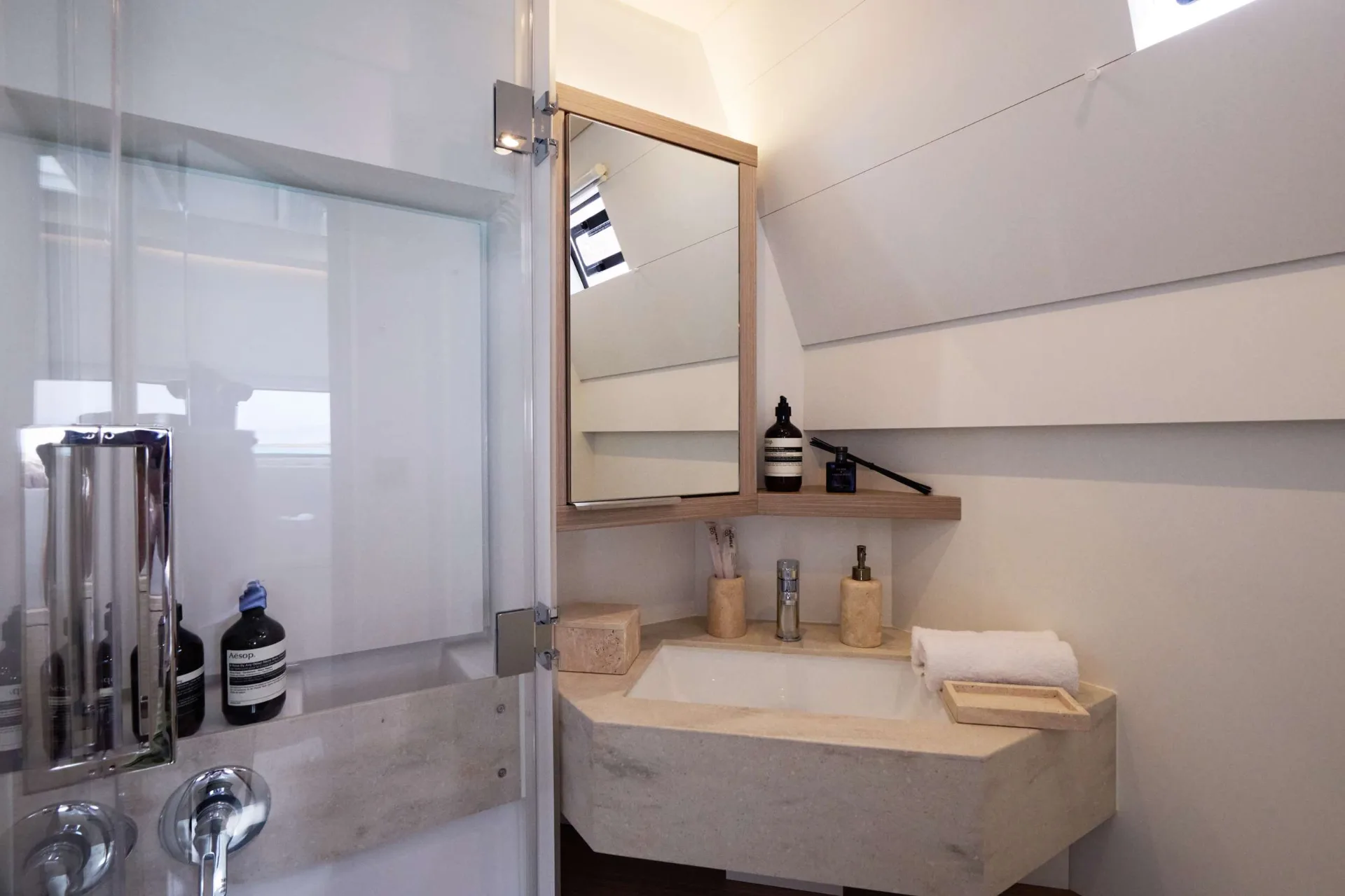 Lagoon 55 DREAM – En-suite bathroom