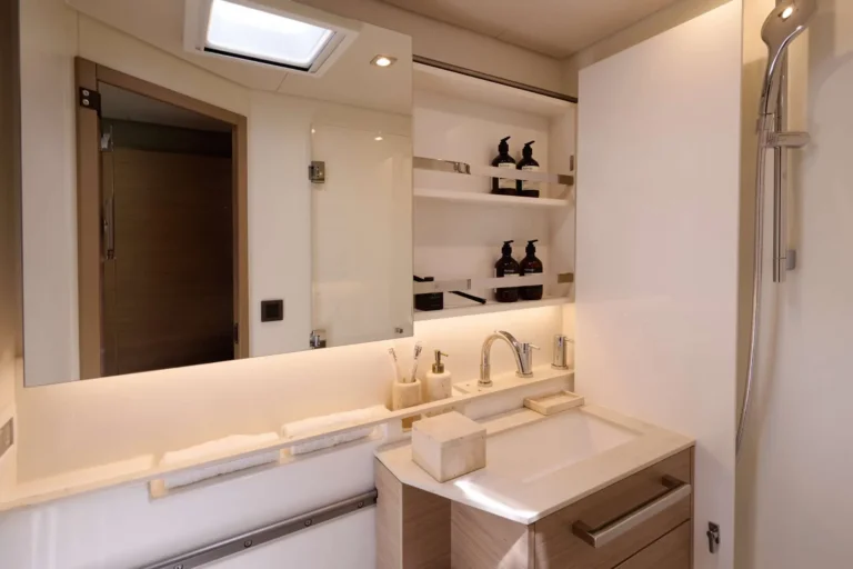 Lagoon 55 DREAM – En-suite shower room