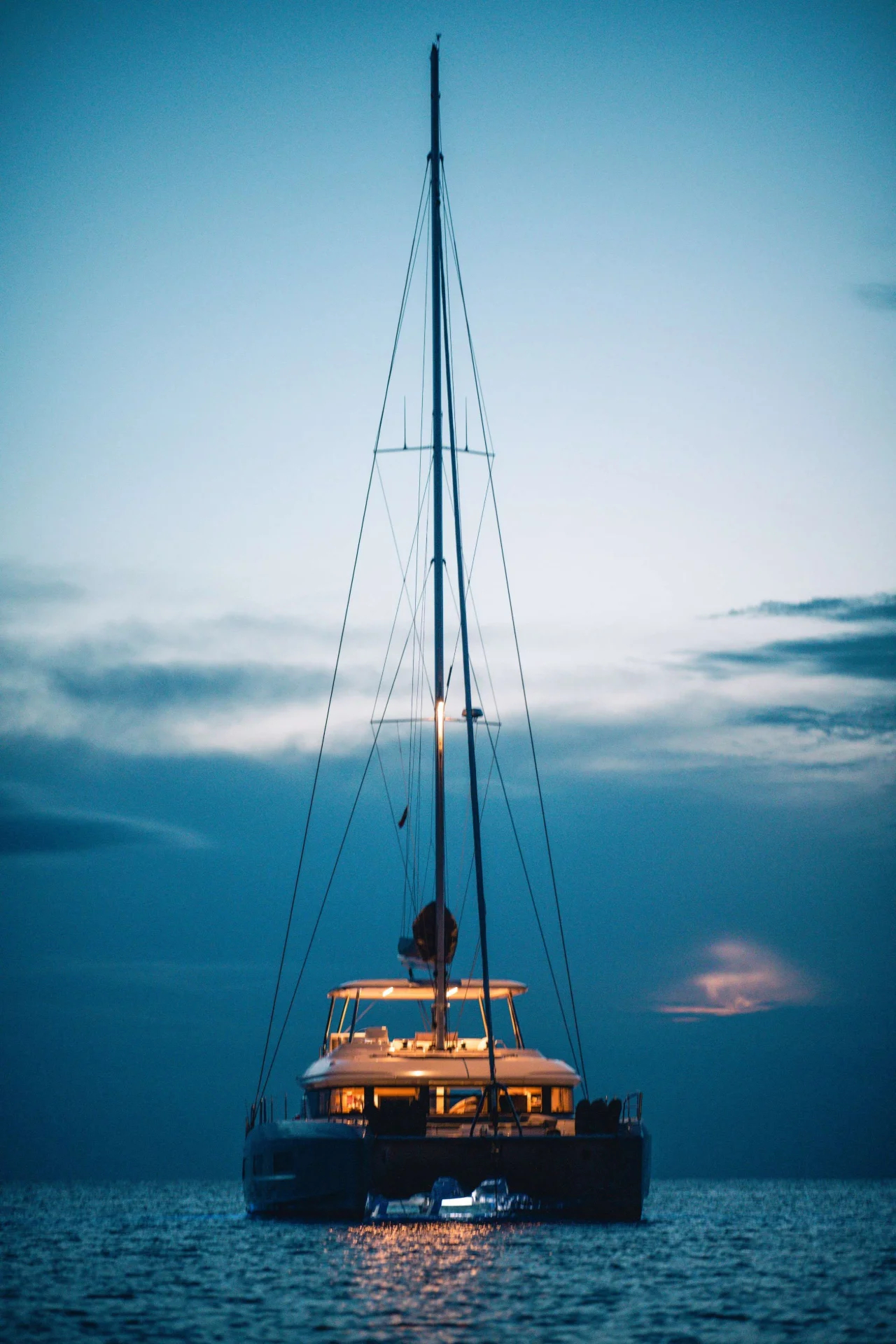Lagoon 55 EL BLUE – mast at dusk