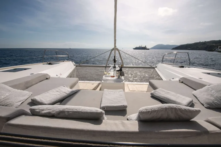 Lagoon 55 EL BLUE – flybridge sun loungers
