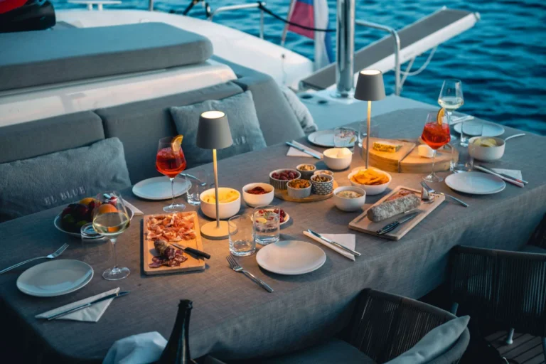 Lagoon 55 EL BLUE – cockpit dining