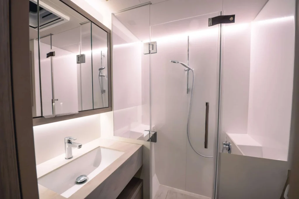 Lagoon 55 EL BLUE – ensuite bathroom