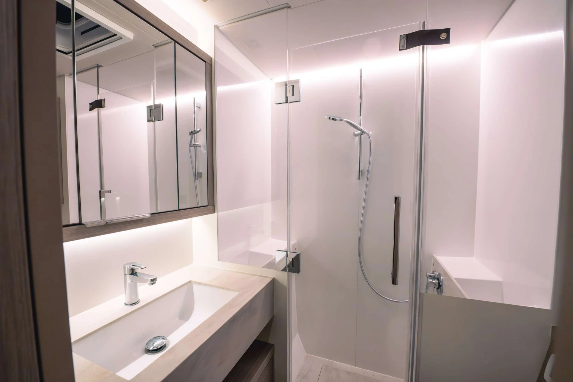 Lagoon 55 EL BLUE – ensuite bathroom