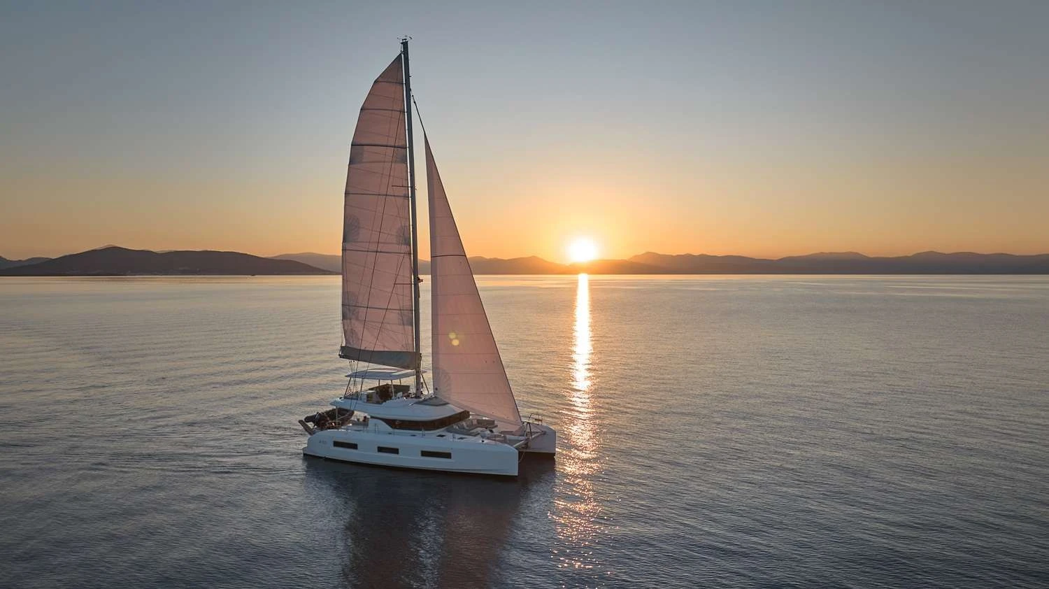 Lagoon 55 HAPPY – Sailing at sunset