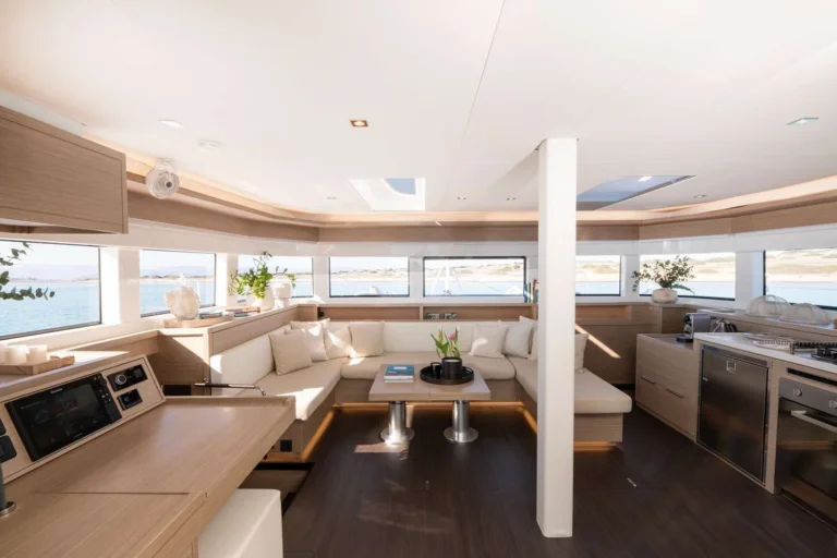 Lagoon 55 HAPPY – Main saloon