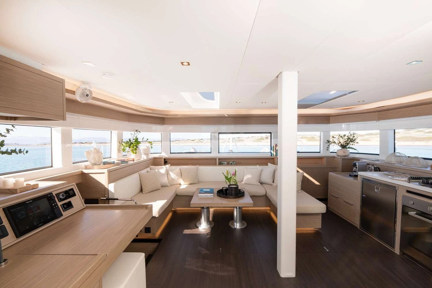 Lagoon 55 HAPPY – Main saloon