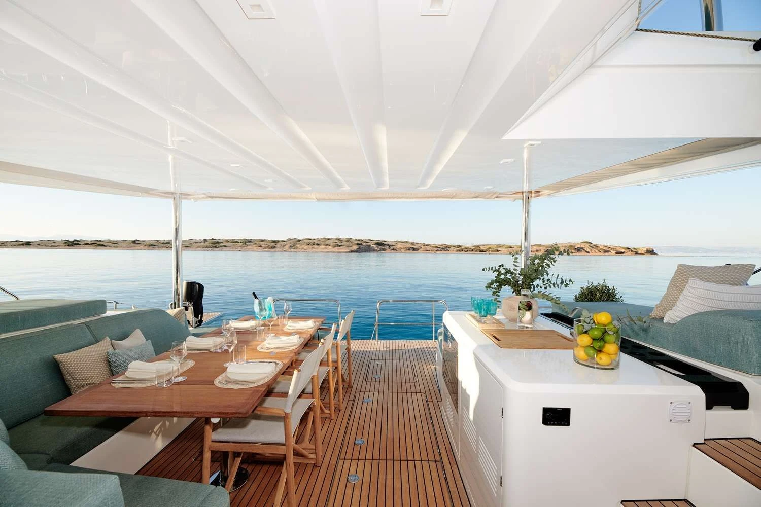 Lagoon 55 HAPPY – Aft deck dining