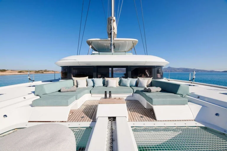 Lagoon 55 HAPPY – Foredeck lounge