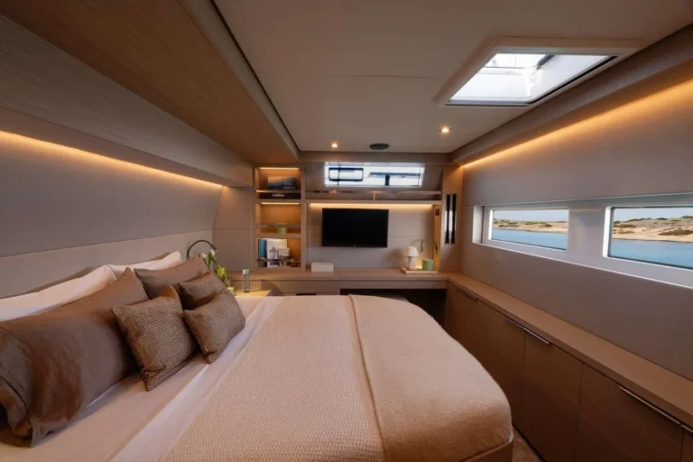 Lagoon 55 HAPPY – Master cabin with TV