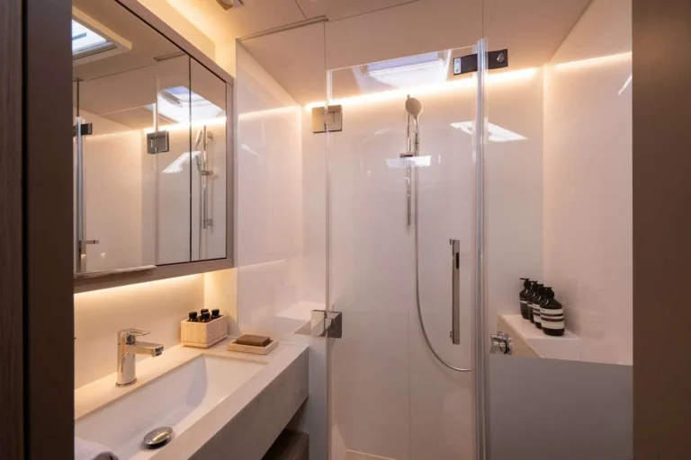 Lagoon 55 HAPPY – En-suite shower