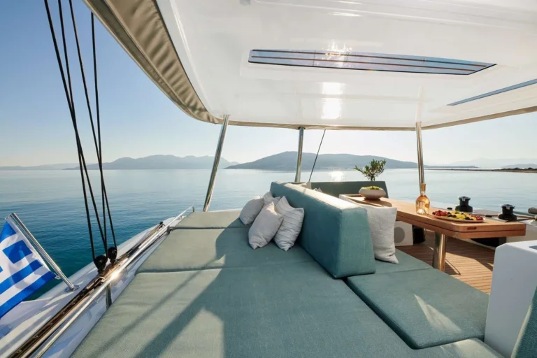 Lagoon 55 HAPPY – Flybridge lounge