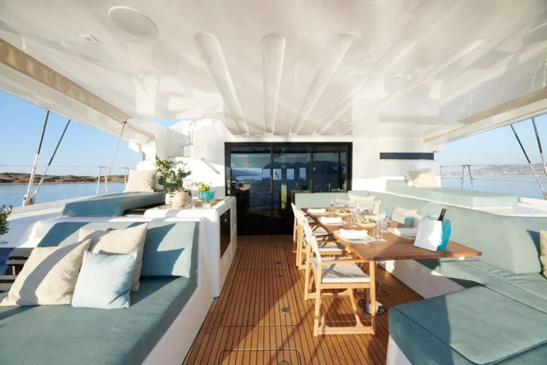 Lagoon 55 HAPPY – Aft deck dining table