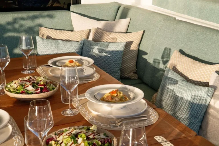 Lagoon 55 HAPPY – Lunch on deck
