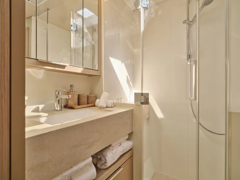 Lagoon 55 LULU – Guest bathroom