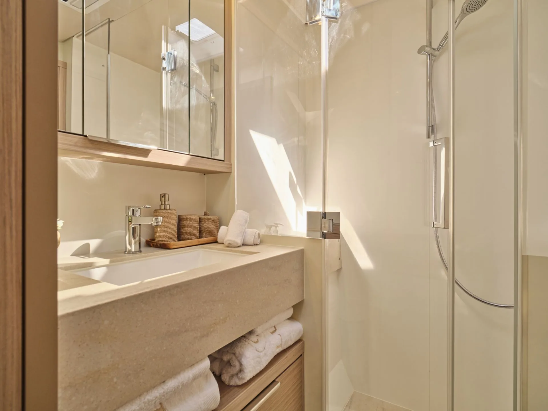 Lagoon 55 LULU – Guest bathroom