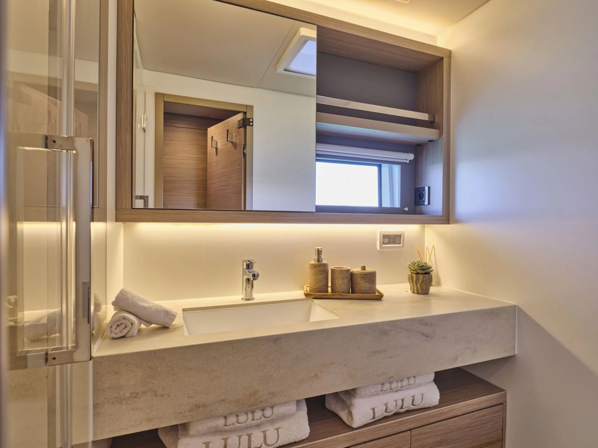 Lagoon 55 LULU – Second guest bathroom