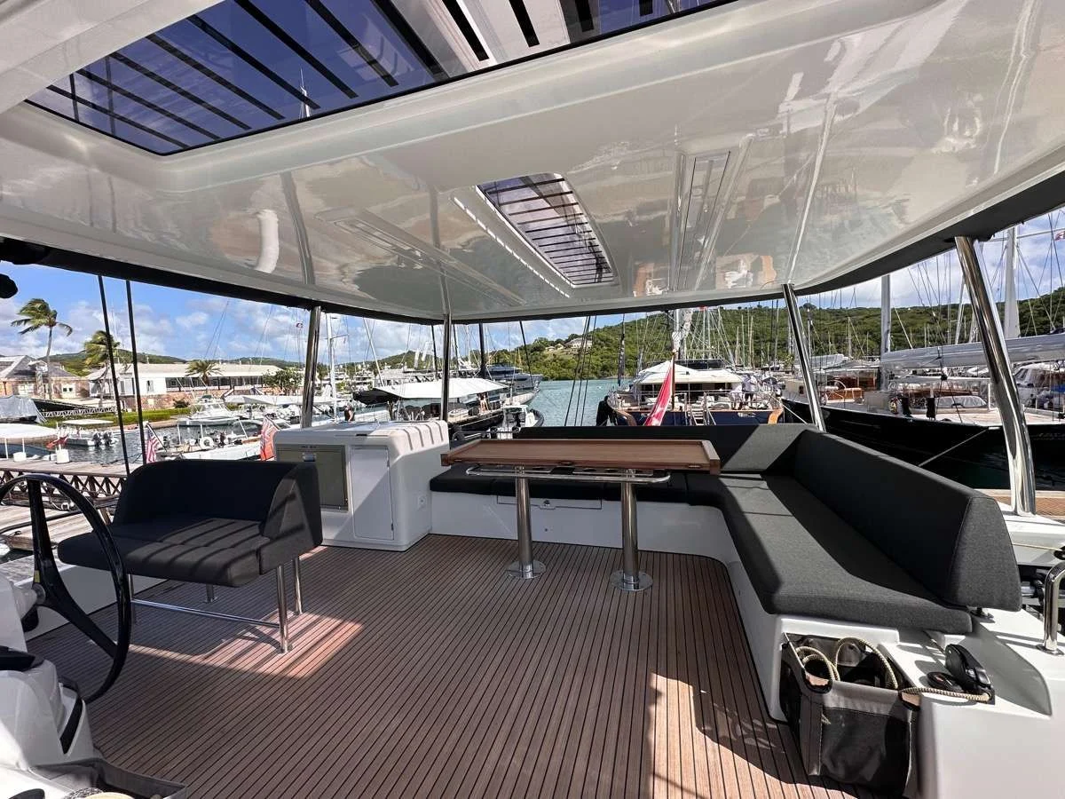 Lagoon 55 MAUI – flybridge lounge
