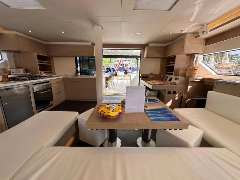 Lagoon 55 MAUI – saloon
