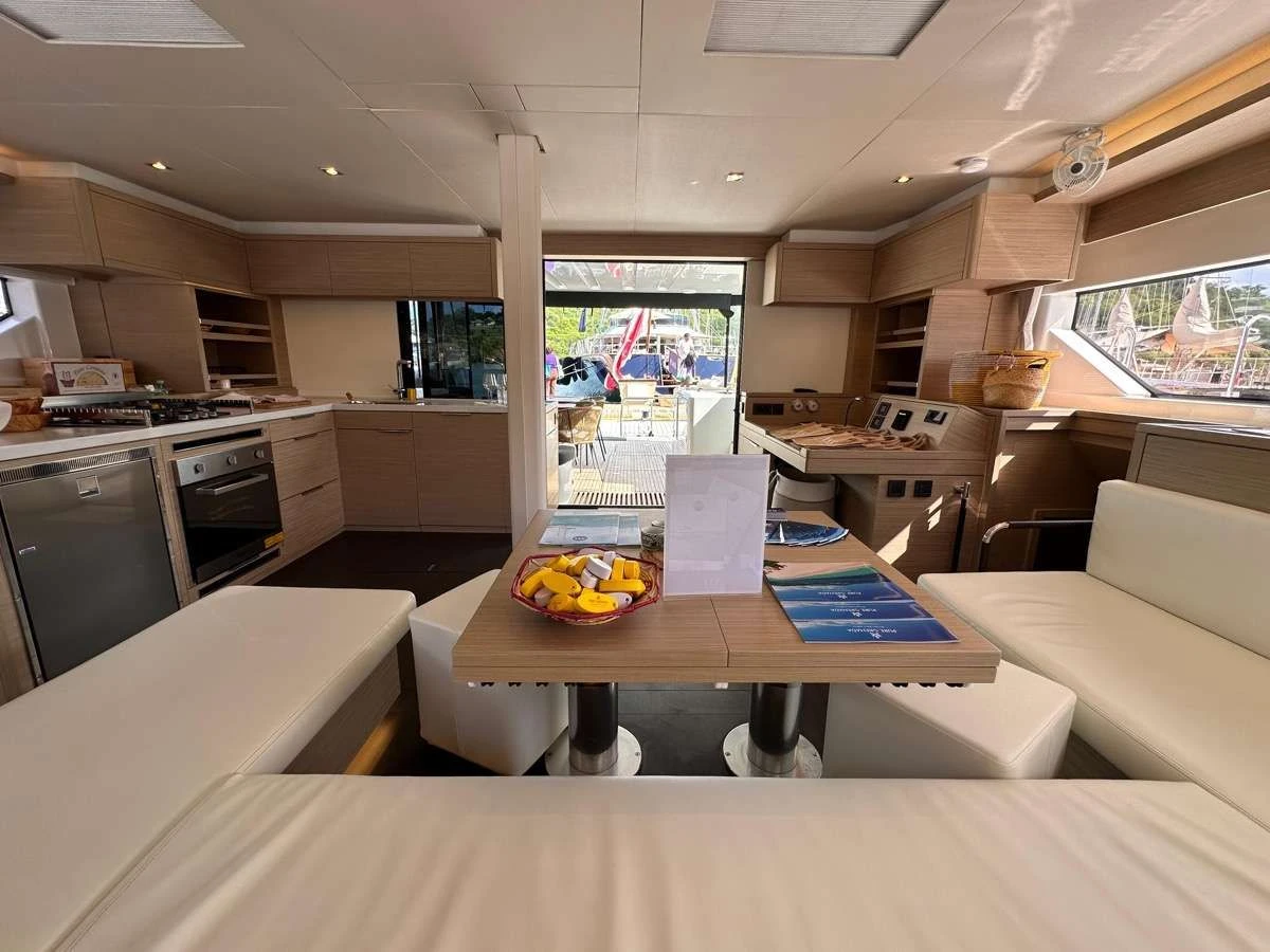 Lagoon 55 MAUI – saloon