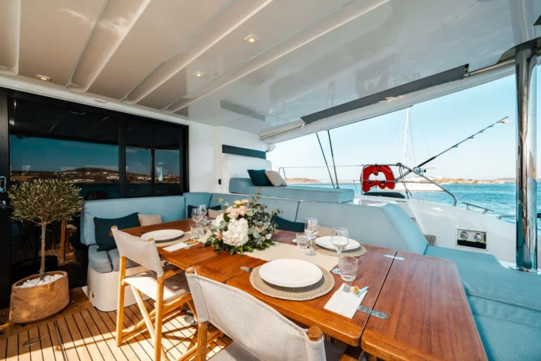 Lagoon 55 POSEIRA – Aft deck table