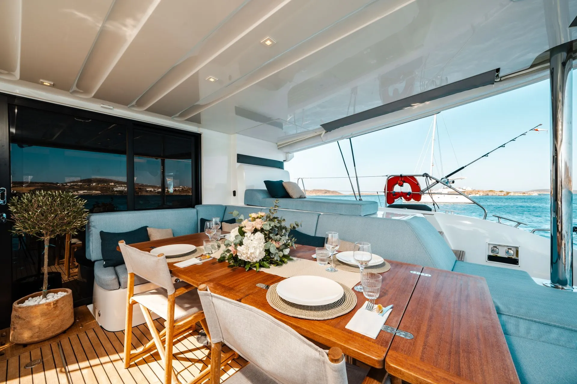 Lagoon 55 POSEIRA – Aft deck table