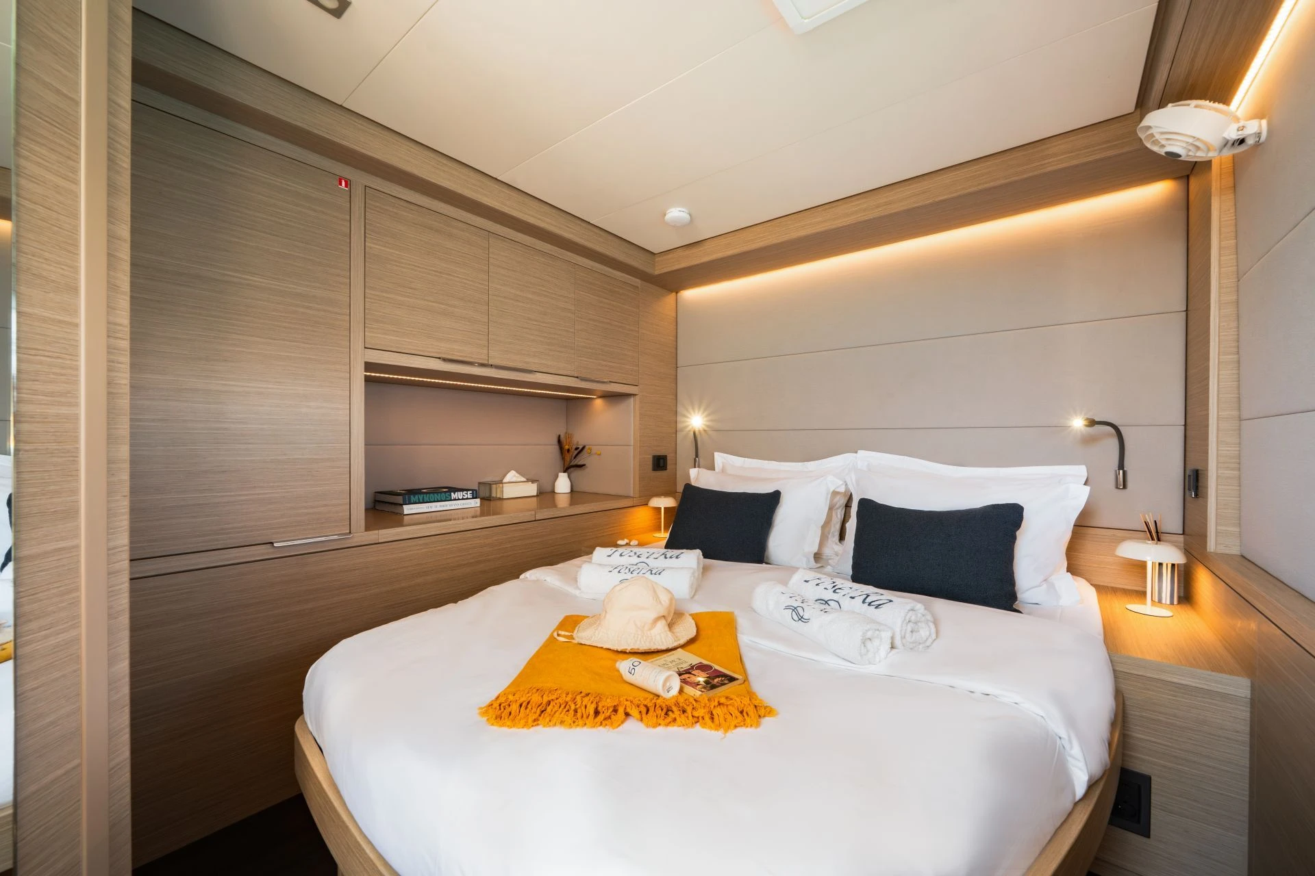 Lagoon 55 POSEIRA – Master cabin bed