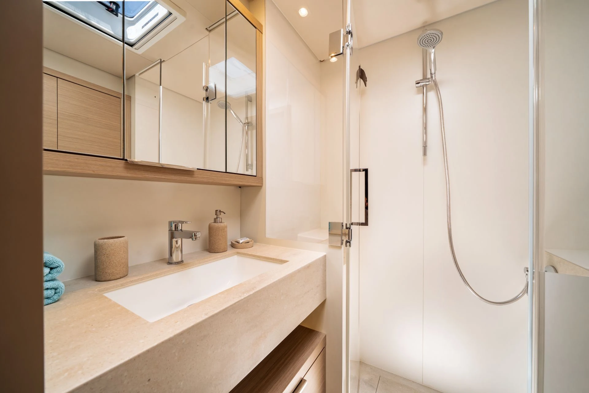 Lagoon 55 POSEIRA – Master bathroom