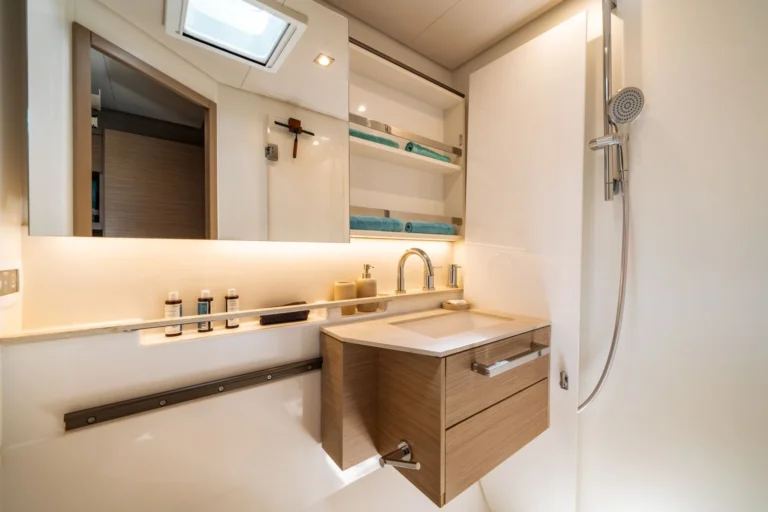 Lagoon 55 POSEIRA – En-suite bathroom