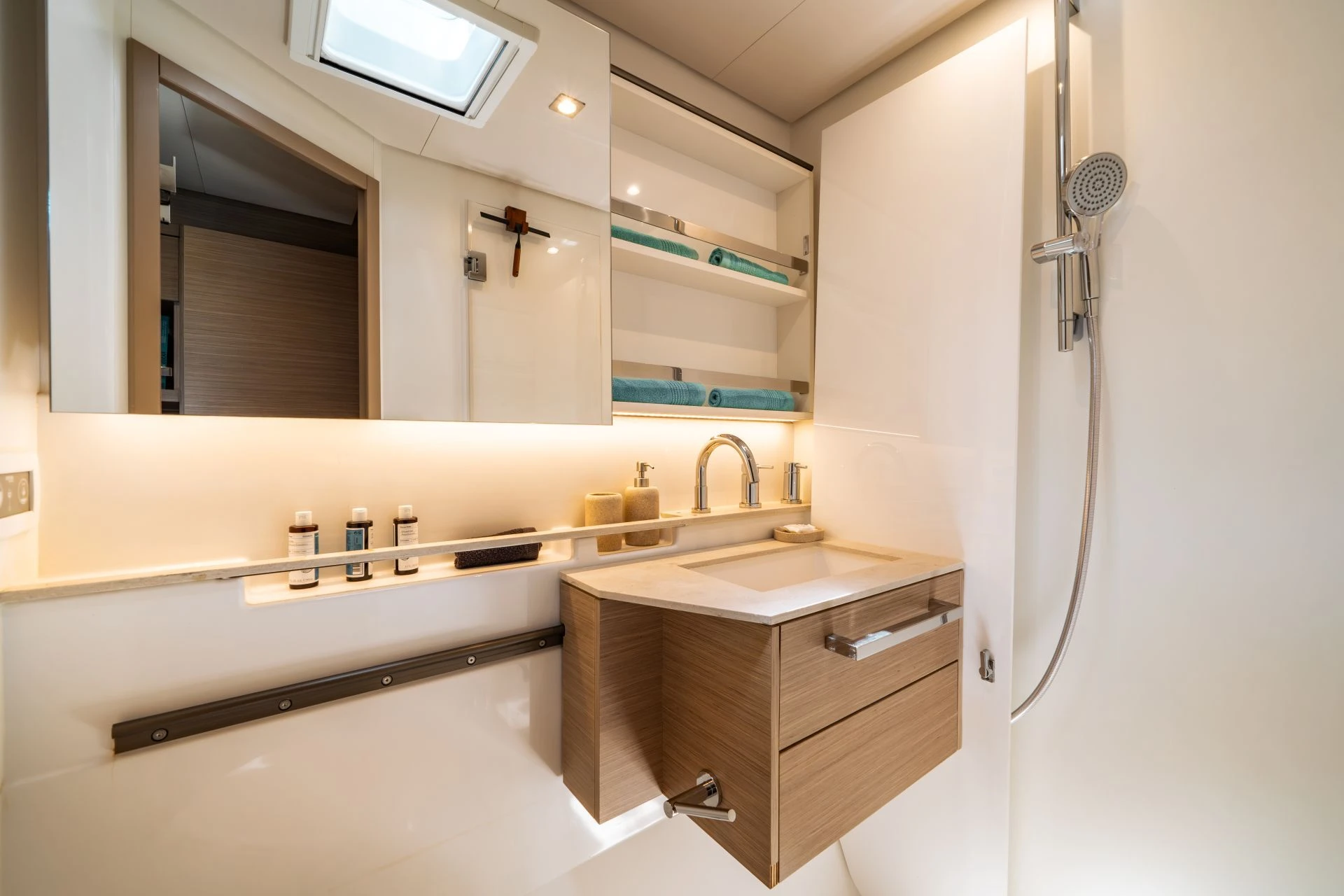 Lagoon 55 POSEIRA – En-suite bathroom