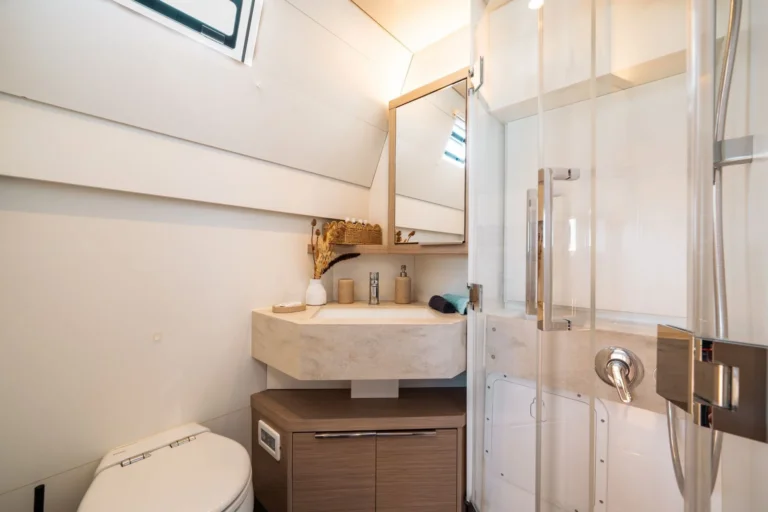Lagoon 55 POSEIRA – Shower room