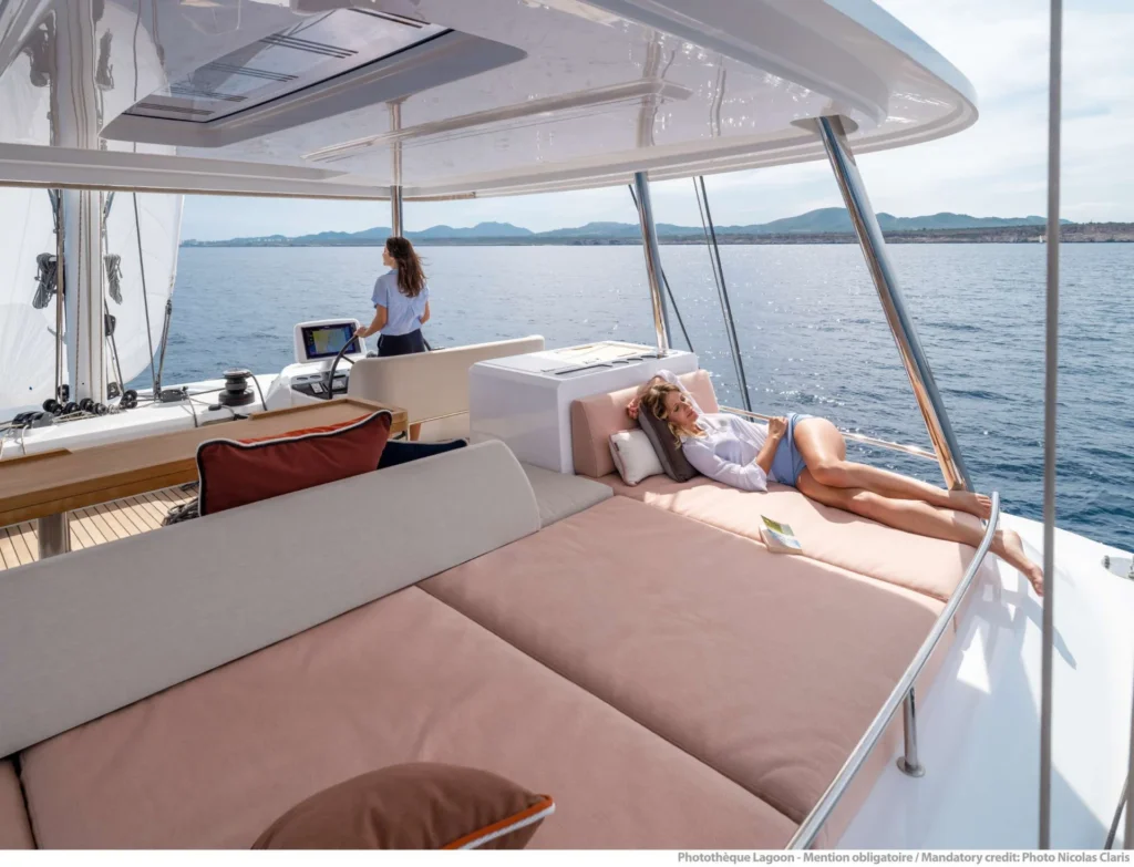 Lagoon 55 STAR LINK – foredeck lounge
