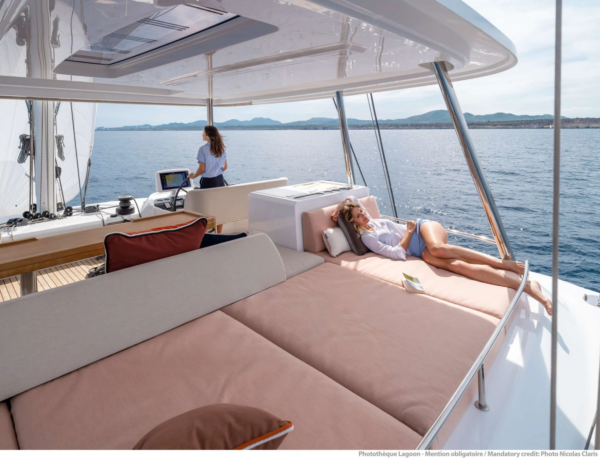 Lagoon 55 STAR LINK – foredeck lounge