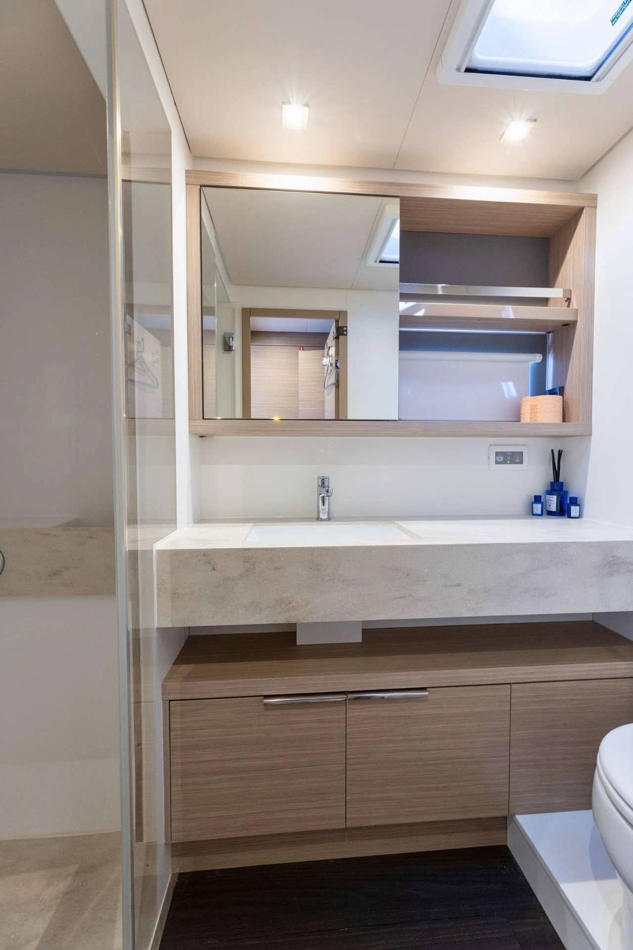 Lagoon 55 STAR LINK – ensuite bathroom