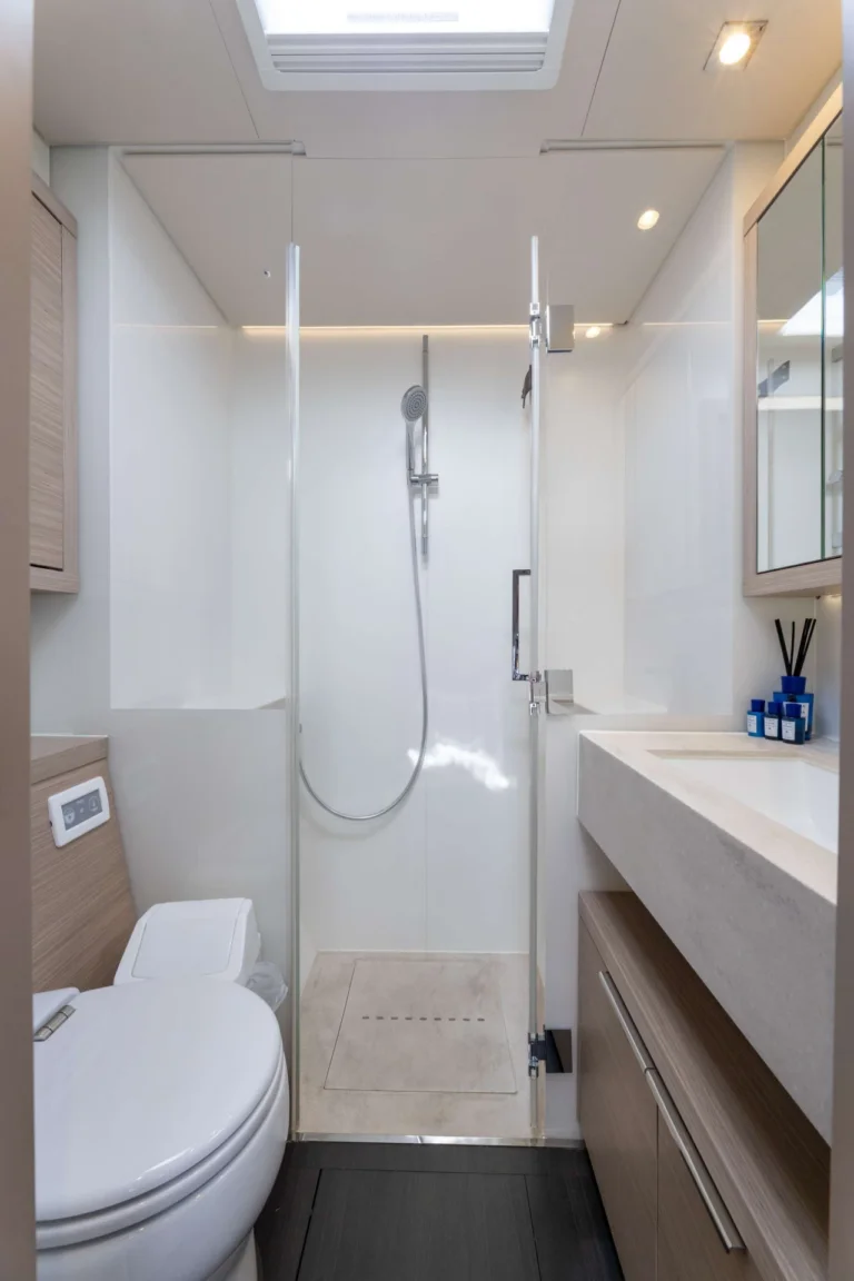 Lagoon 55 STAR LINK – shower room
