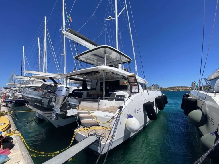 Lagoon 55 THE MOON – stern in the marina