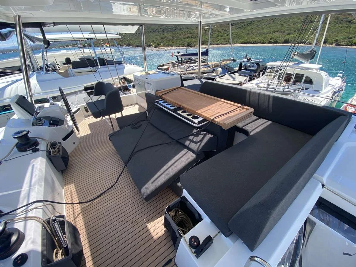 Lagoon 55 THE MOON – flybridge lounge