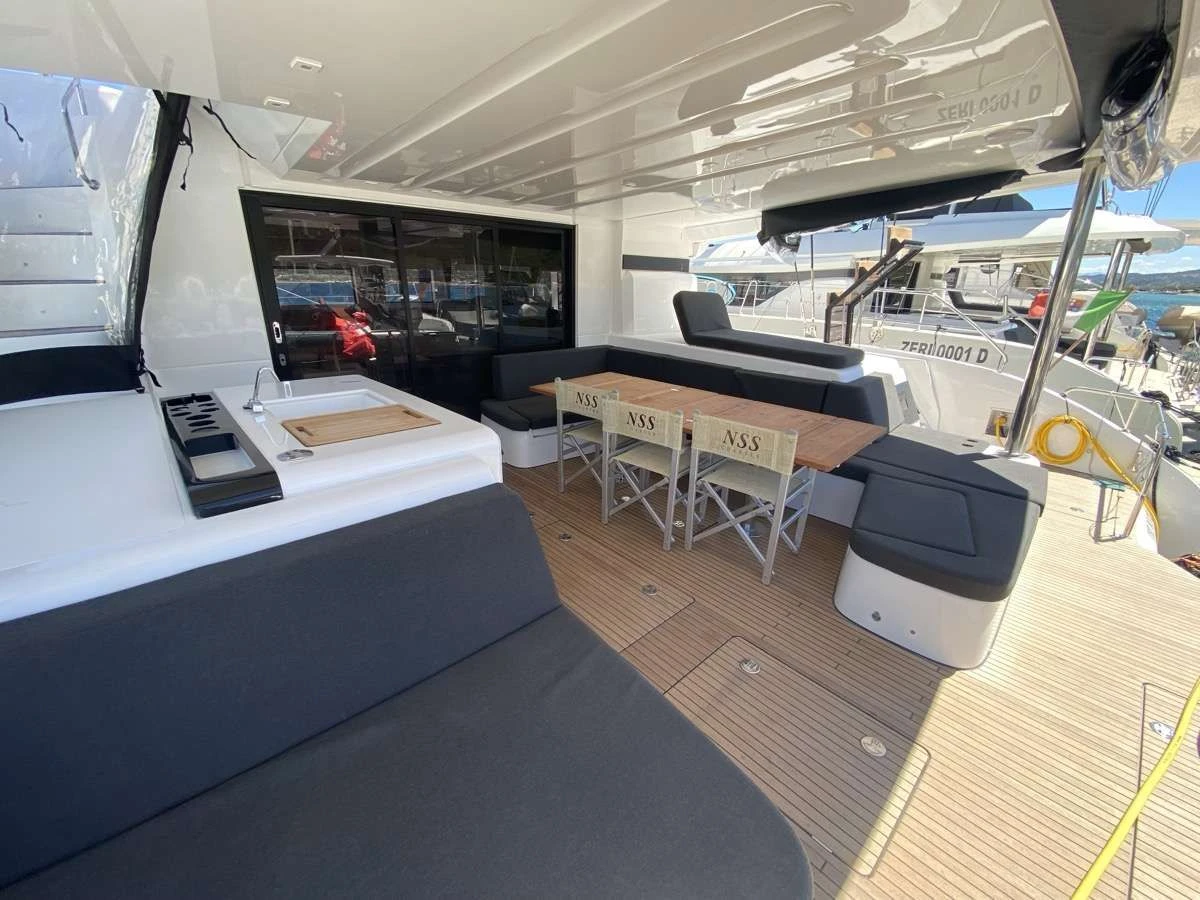 Lagoon 55 THE MOON – saloon and galley