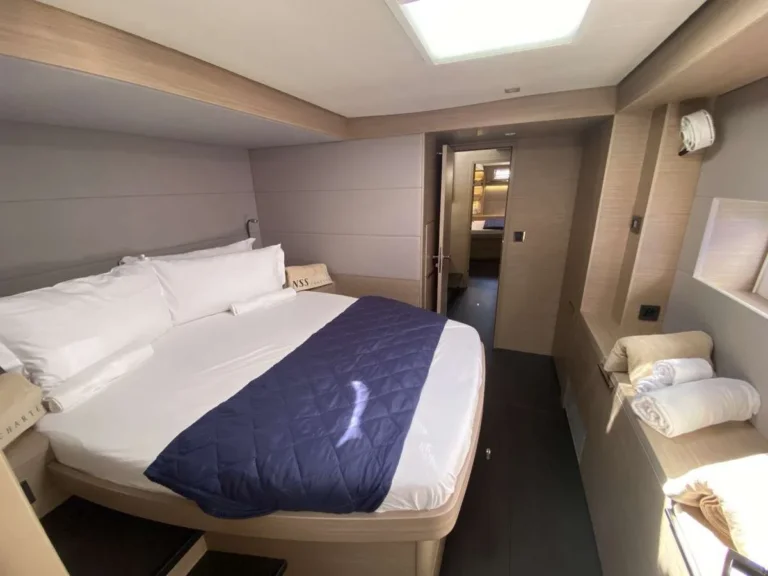 Lagoon 55 THE MOON – queen cabin