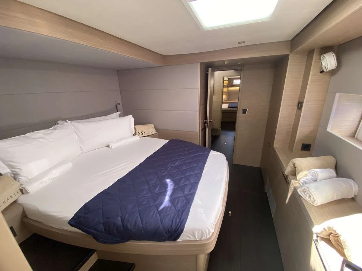 Lagoon 55 THE MOON – queen cabin