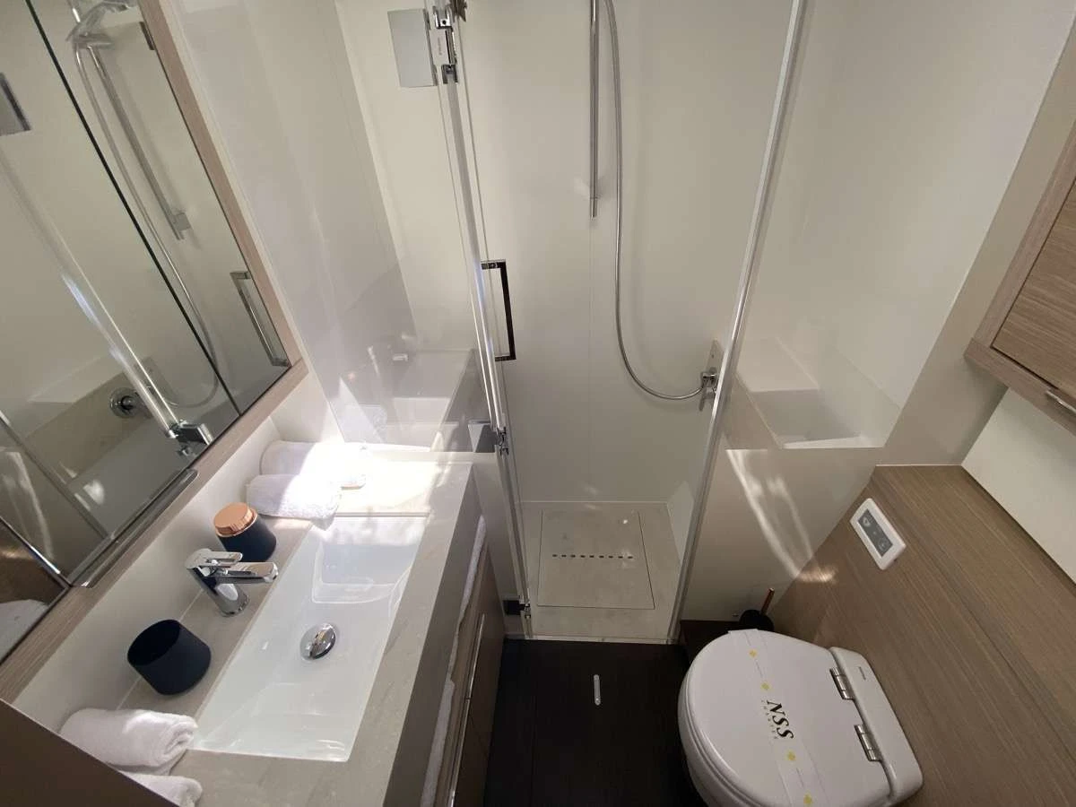 Lagoon 55 THE MOON – ensuite bathroom