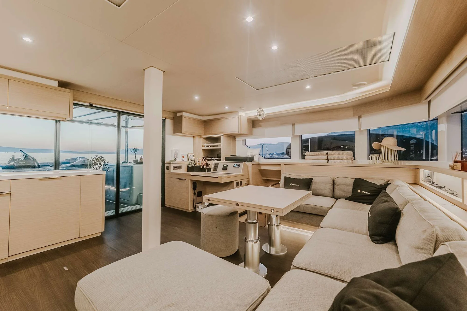 Lagoon 55 TRIWING OSSUS – saloon and galley
