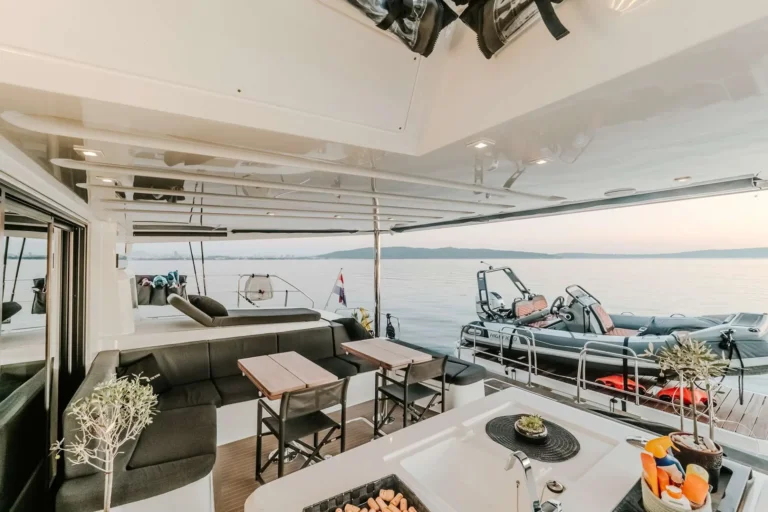 Lagoon 55 TRIWING OSSUS – saloon