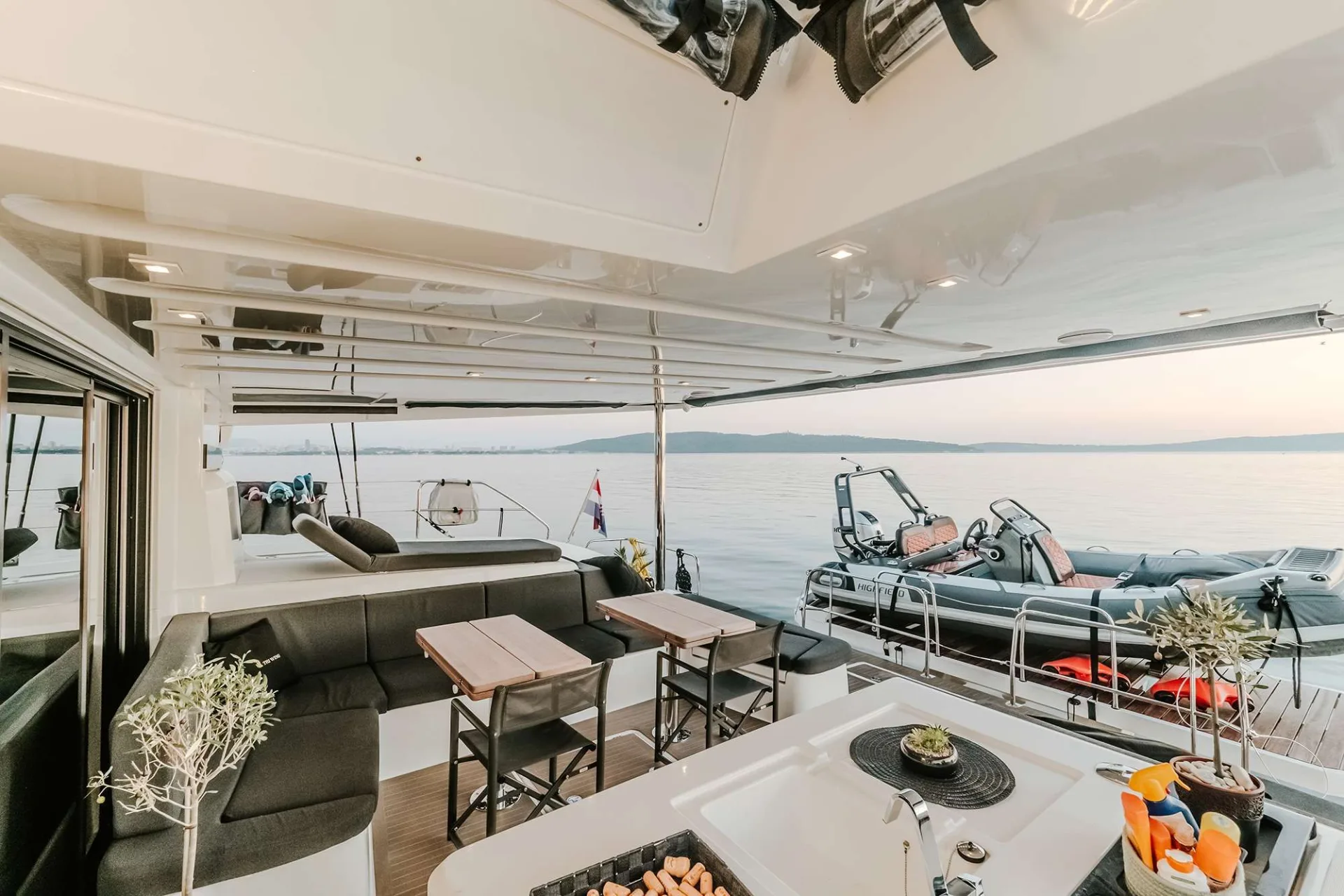 Lagoon 55 TRIWING OSSUS – saloon