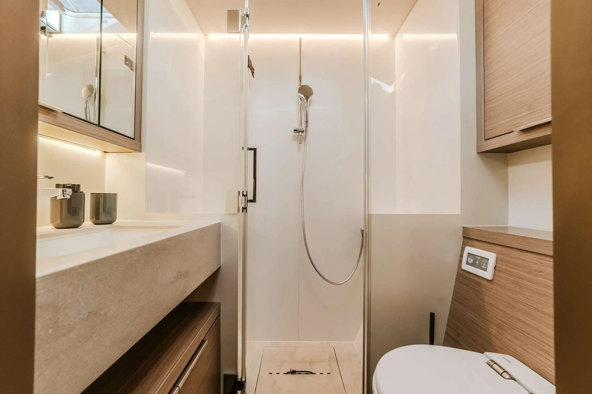 Lagoon 55 TRIWING OSSUS – ensuite shower