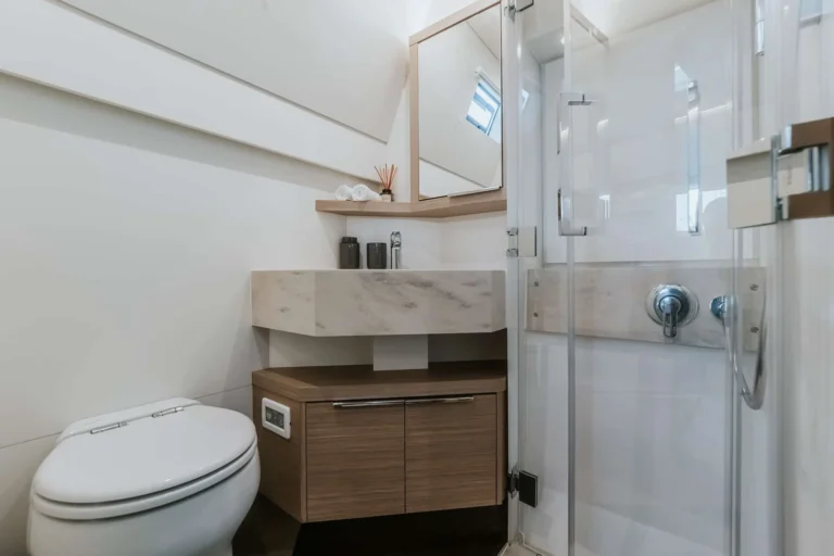 Lagoon 55 TRIWING OSSUS – bathroom