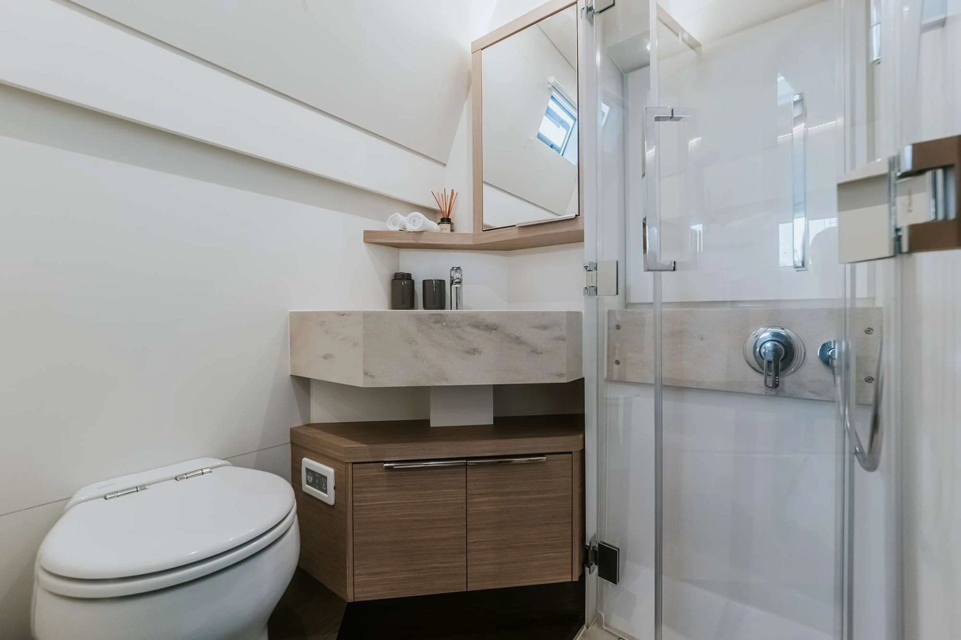 Lagoon 55 TRIWING OSSUS – bathroom