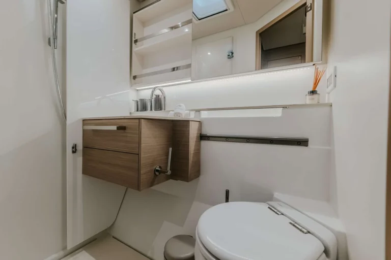 Lagoon 55 TRIWING OSSUS – guest bathroom