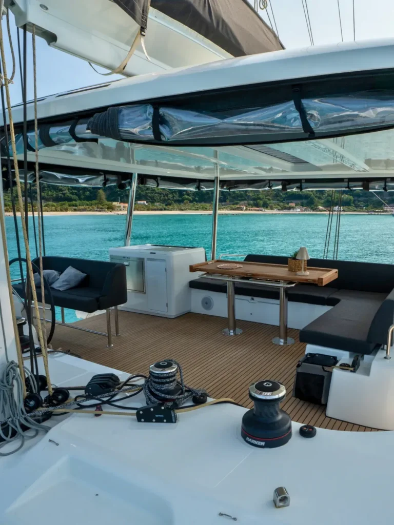 Lagoon 55 VEGA – aft cockpit lounge