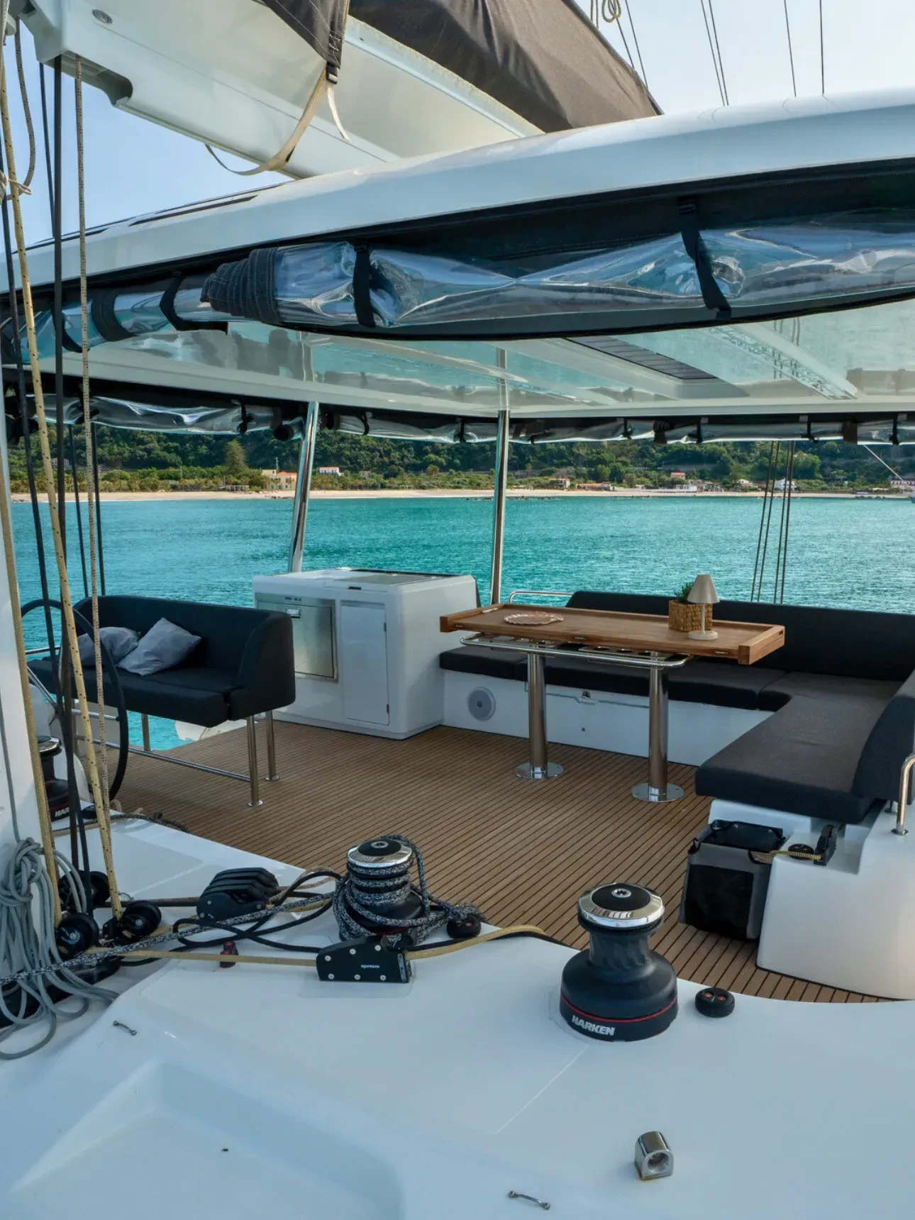 Lagoon 55 VEGA – aft cockpit lounge
