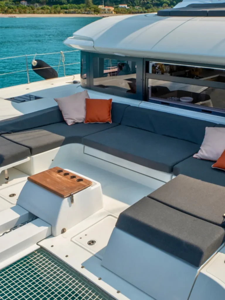 Lagoon 55 VEGA – flybridge lounge